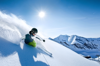 Skifahrer beim Carving 