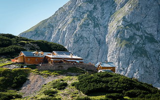 Coburg hut with mountains