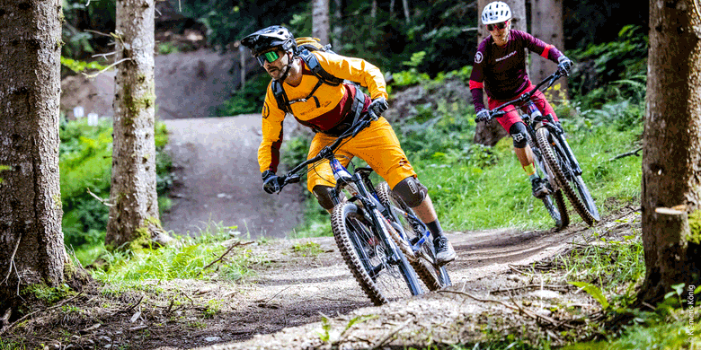 Zwei Biker auf Trail in der Natur