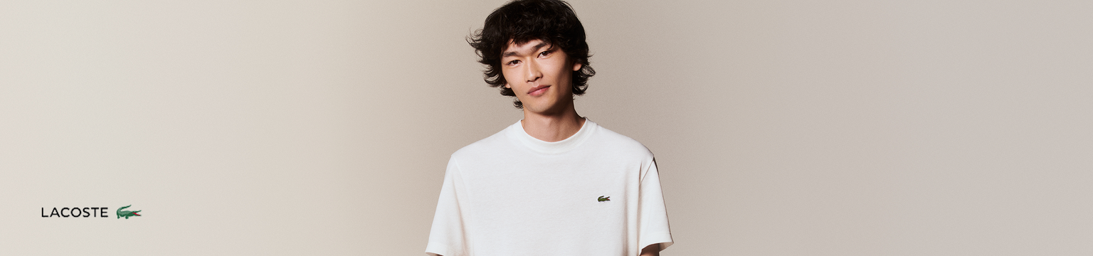Junger Mann mit Lacoste T-Shirt