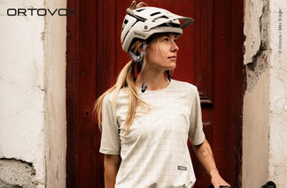 Frau mit Ortovox Bikebekleidung 