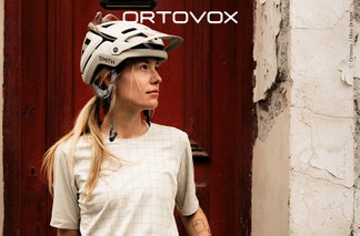 Frau mit Ortovox Bikebekleidung 