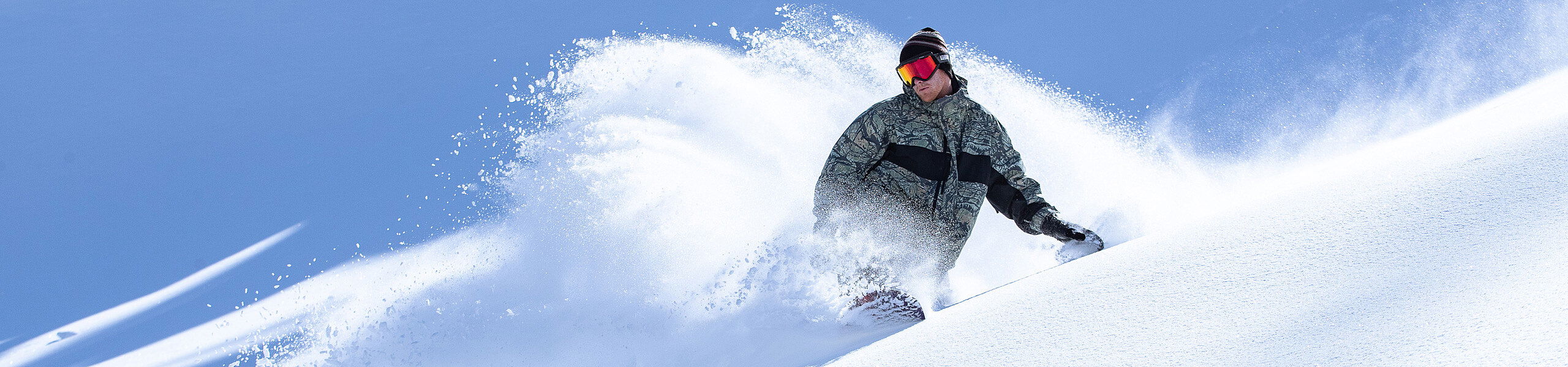 Snowboarder im Tiefschnee