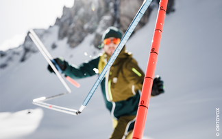 Mann, der Lawinensonde wirft 